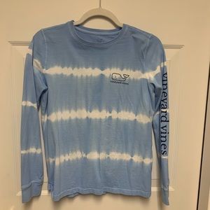 Vineyard Vines women’s long sleeve tie die t-shirt.